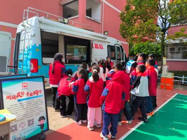 600浙江丽水：反邪护苗筑防线 同心向阳向未来——反邪教宣传走进云峰中心学校图片1_副本.jpg